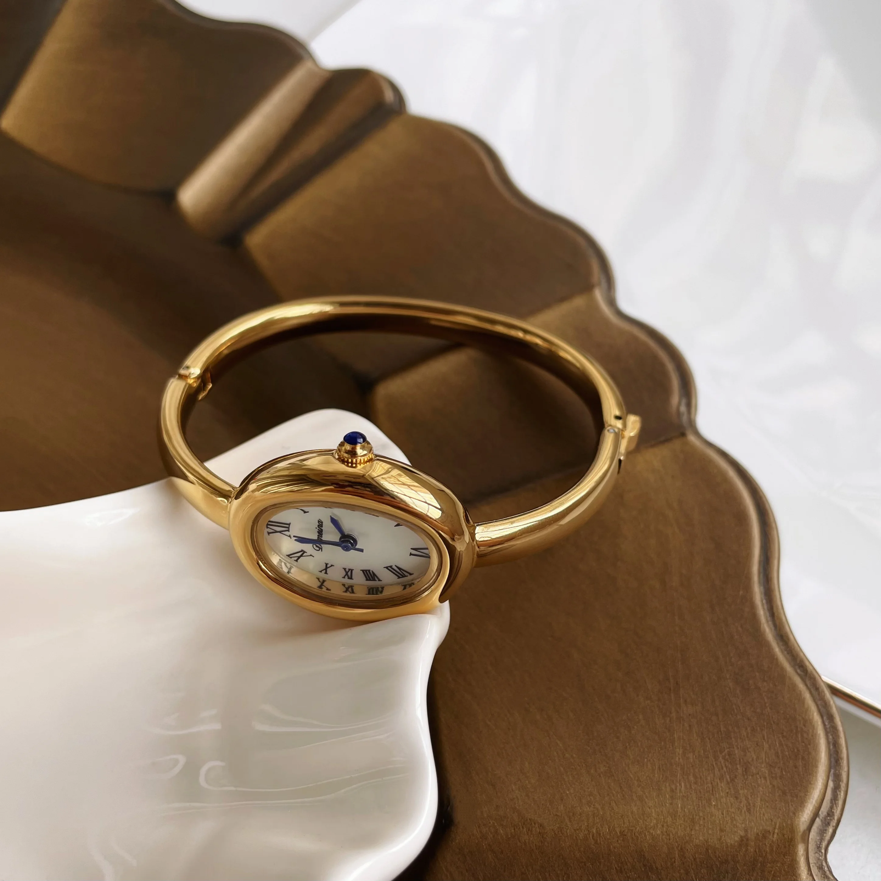 新しい楕円形ブレスレットスタイルのレディース腕時計、シンプル - Luxury Watch Trends 2025 のレビューと価格