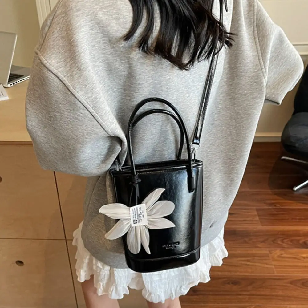 Modieuze Pu lederen bloemenemmertas met hanger Grote capaciteit dameshandtas Elegante effen kleur Crossbody tas buiten