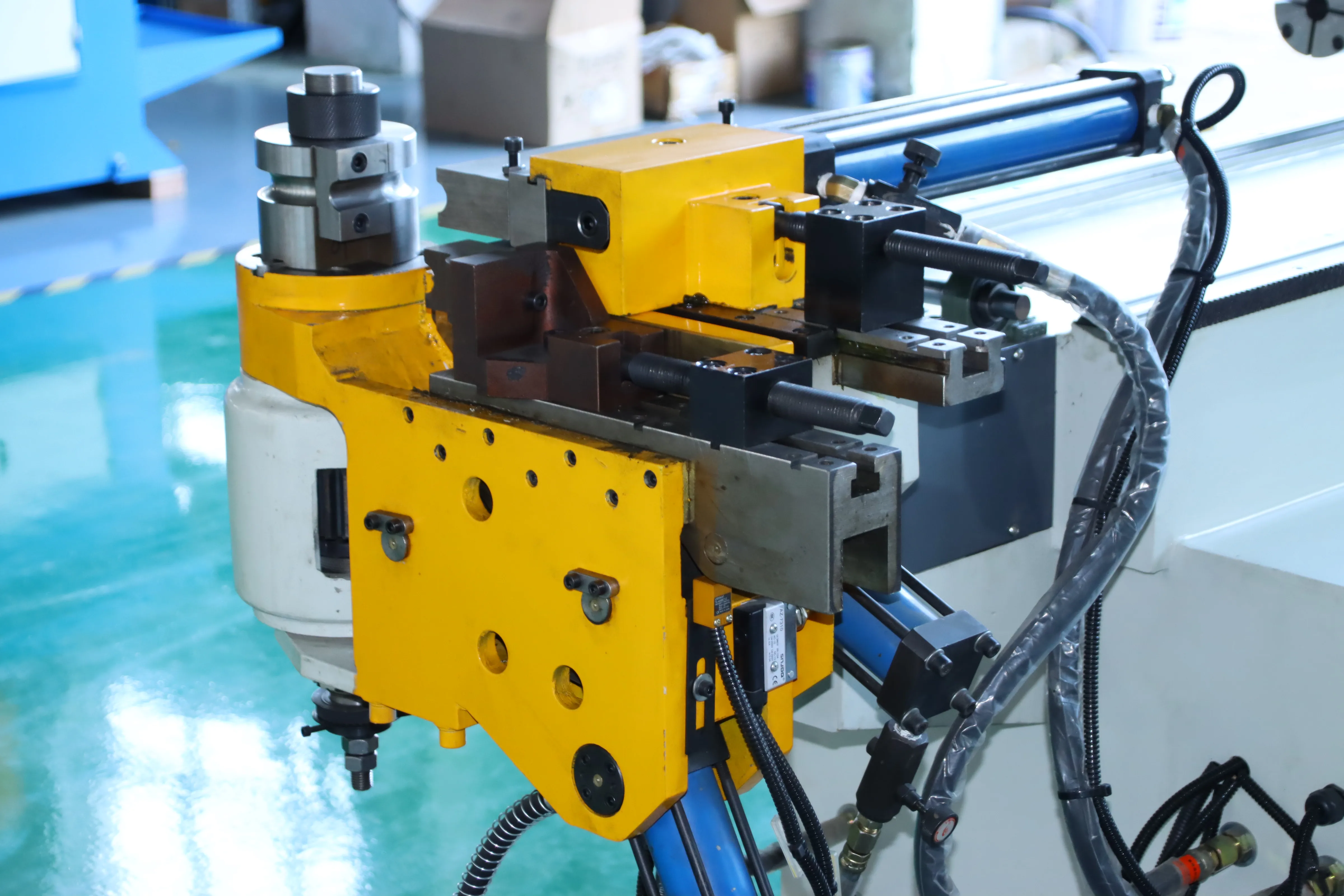 Fully automatic 3D metal exhaust copper and aluminum square galvanized pipe bending machine