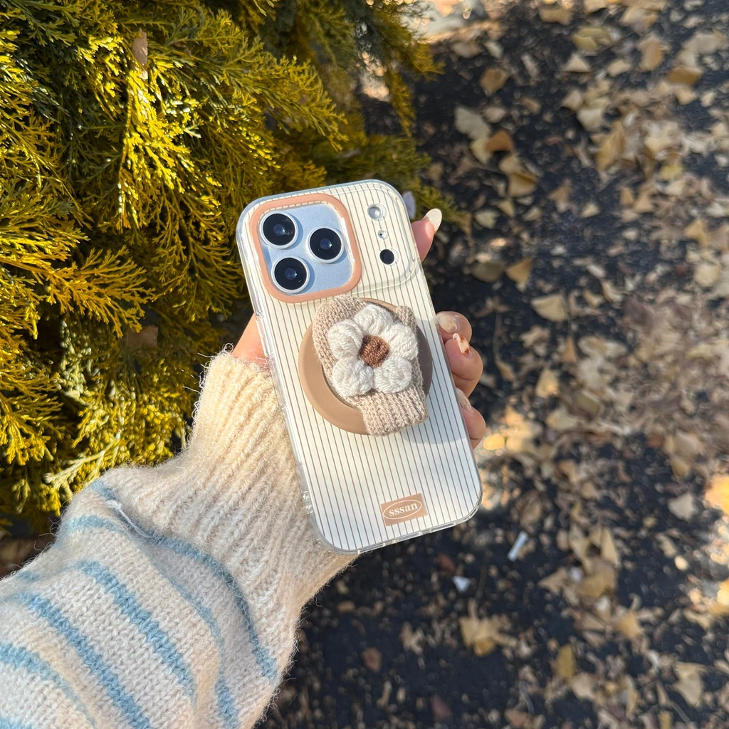 

Милые вязаные перчатки с цветком и держателем, магнитная беспроводная зарядка, чехол для телефона в коричневую полоску для iPhone 17, 16, 15, 14 Pro Max