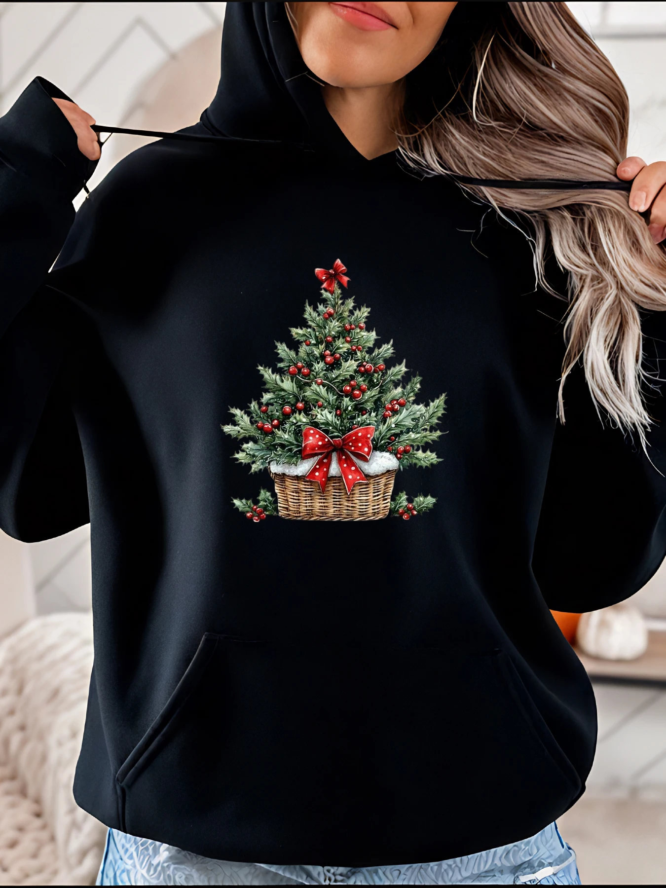 Bluza z kapturem z nadrukiem choinki, swobodny świąteczny styl z czerwoną kokardą i detalami z jagodami, damski strój zimowy
