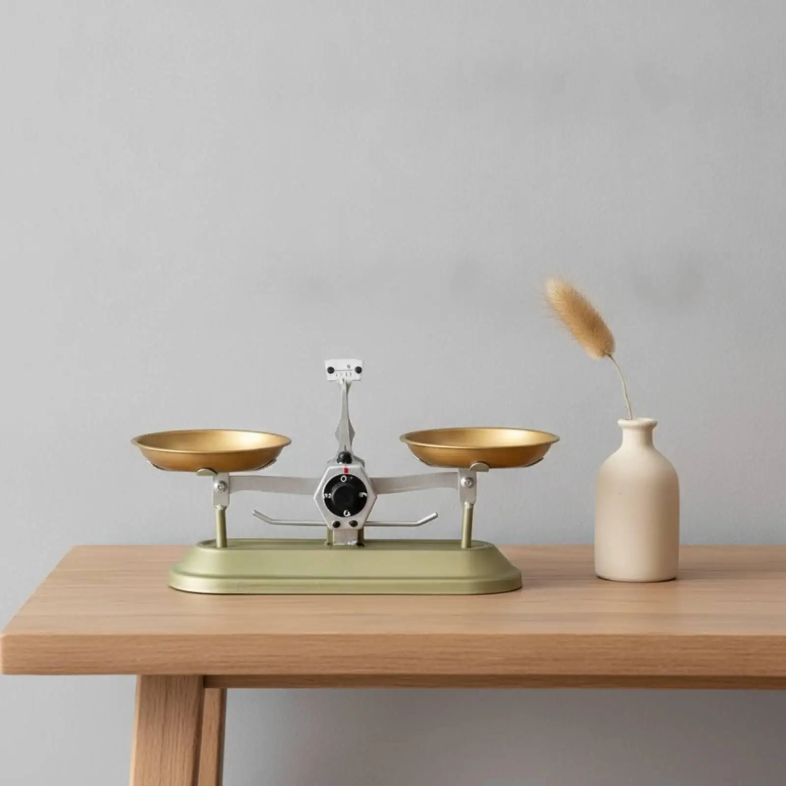 bilancia-decorativa-in-stile-europeo-compatta-con-finitura-in-bronzo-base-stabile-di-ispirazione-vintage-ideale-per-scrivanie-da-ufficio