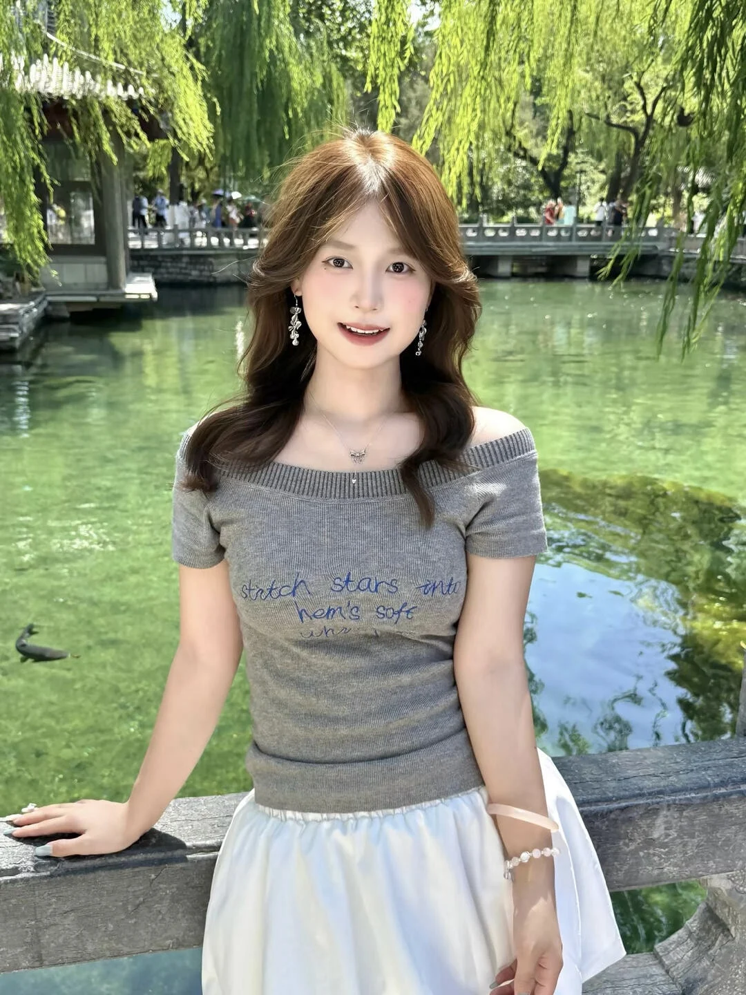 تي شيرت نسائي كوري بطباعة حروف وكتف واحد، قميص صيفي فريد من نوعه محبوك بتصميم أنيق