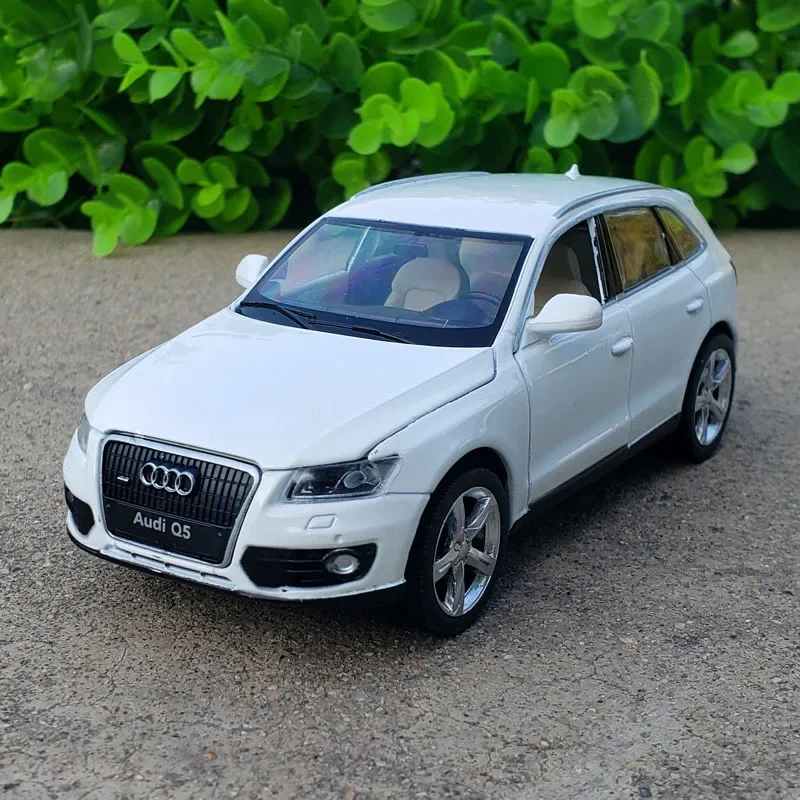 1:32 Audi Q5 SUV Alloy Diecasts & Toy Vehicles Metal Toy Car Model Sound And Light Pull Back Collection Kids Toy Gift