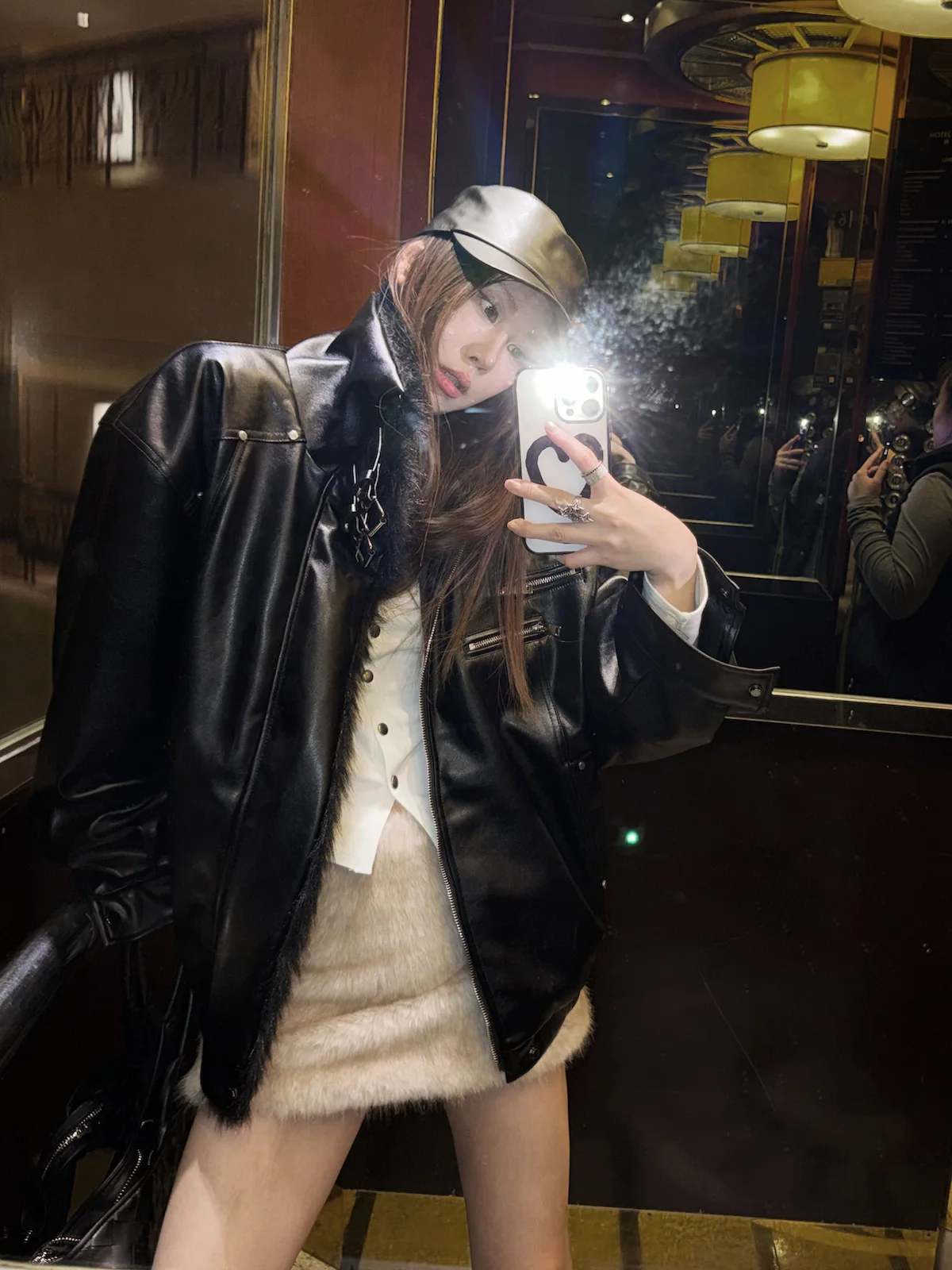 Jaqueta Casual Feminina Sermeet, Estilo Solto, Jaqueta Biker Preta em PU com Gola de Pelúcia, Design de Moda Inverno Novo