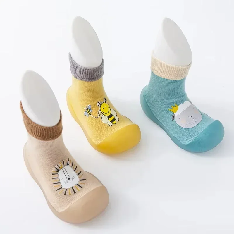 أحذية المشي الداخلية للأطفال رياض الأطفال النحل الحياكة الخريف والشتاء أحذية الأطفال الجديدة جورب الكرتون لينة القاع