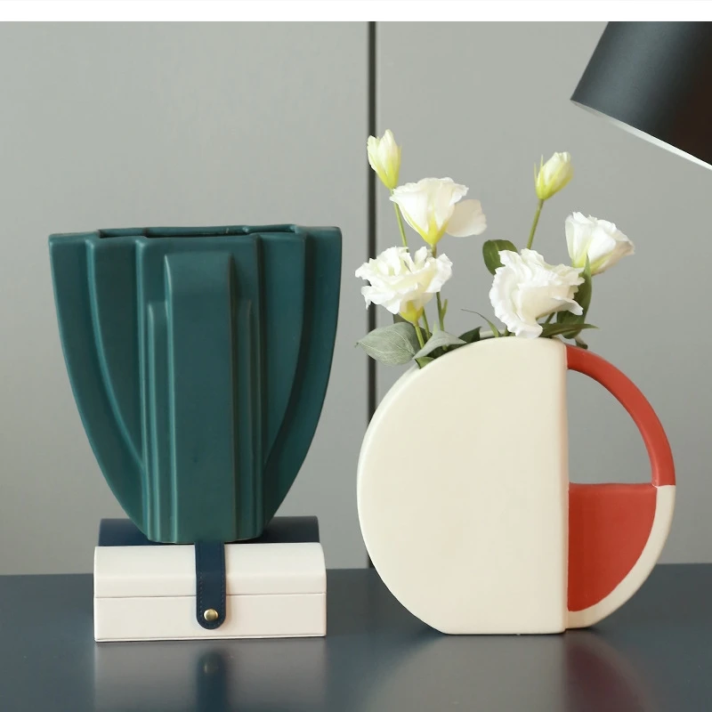 Dekorative Keramikvase, geschwungen, Hotelkunst, Ornamente, Raumdekoration