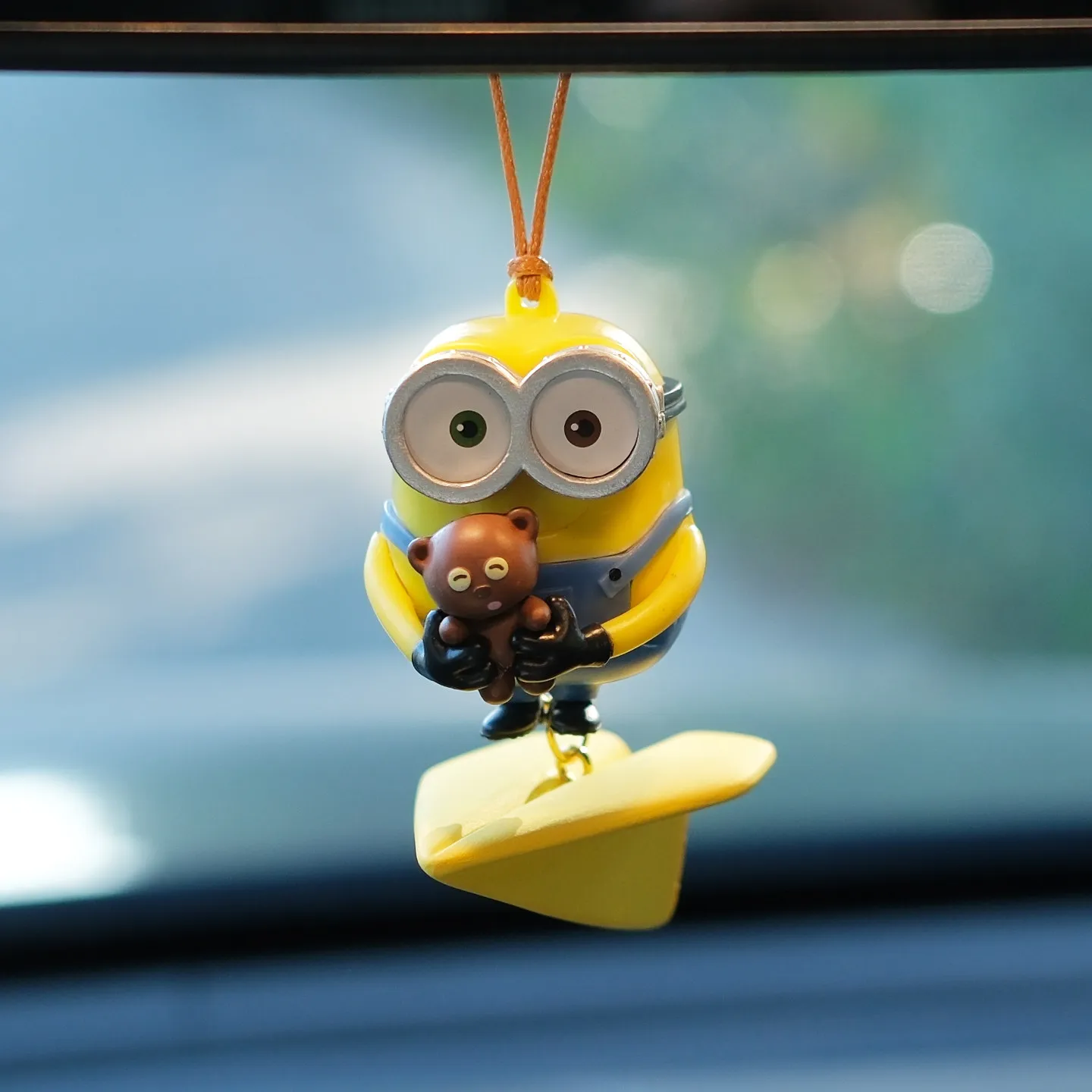 

2026 New Minions Paper Airplane Car Hanging Ornament, Cute Cartoon Rearview Mirror Decor, Creative Car Interior Accessory Gift​