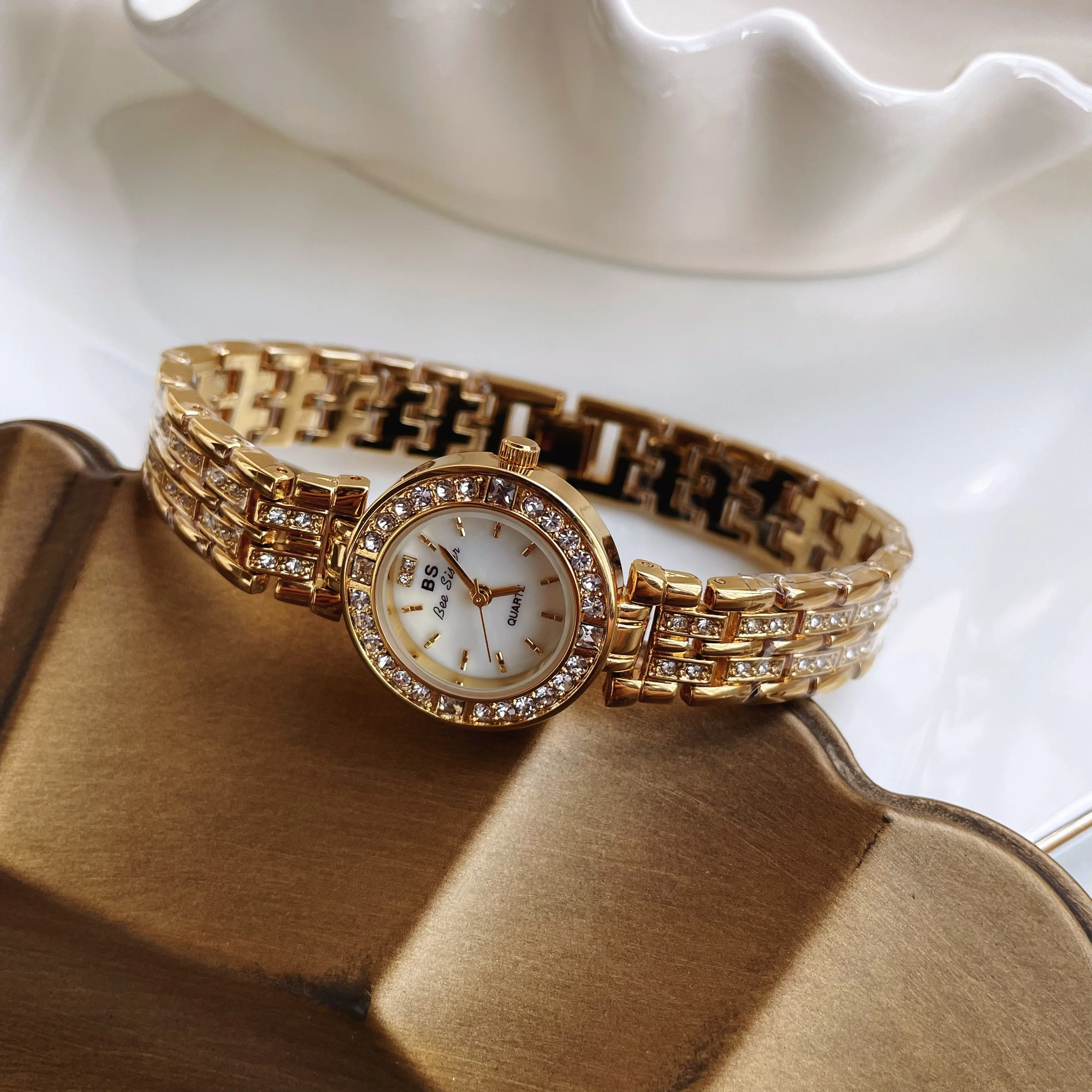 Luxury small gold watch, high-value quartz watch for women, elegant and genuine women's watch, luxurious and high-quality.
