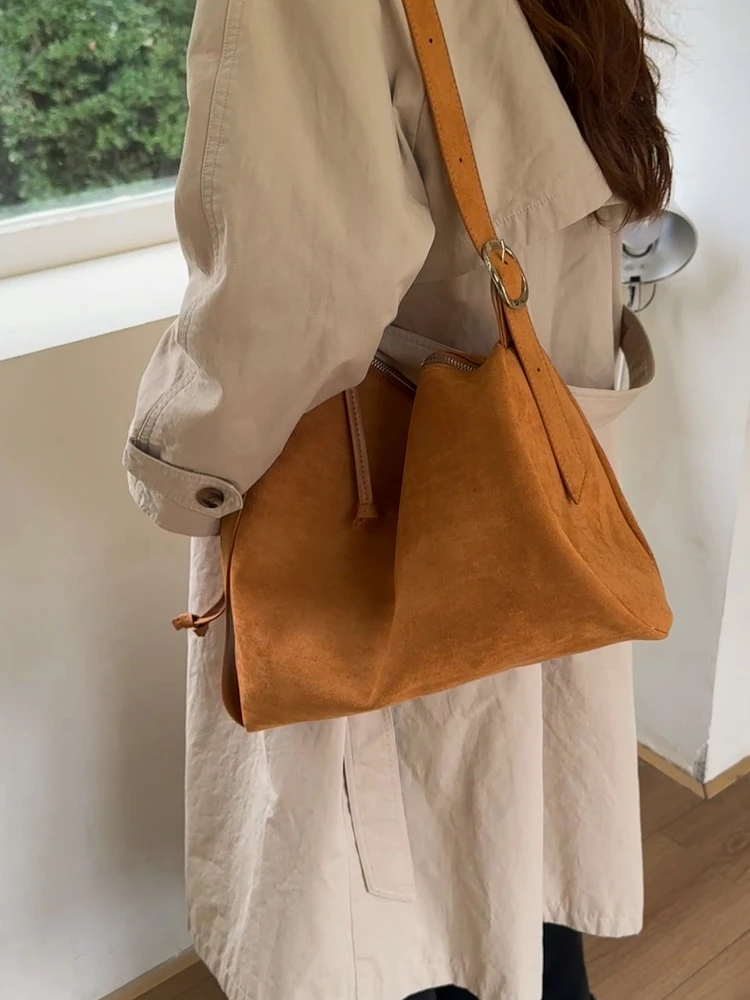 

Unique Korean Sle Adjustable oulder Strap Pillow aped Suede Commuter Crossbody Bag Autumn Le Brown Universal Women's Bag
