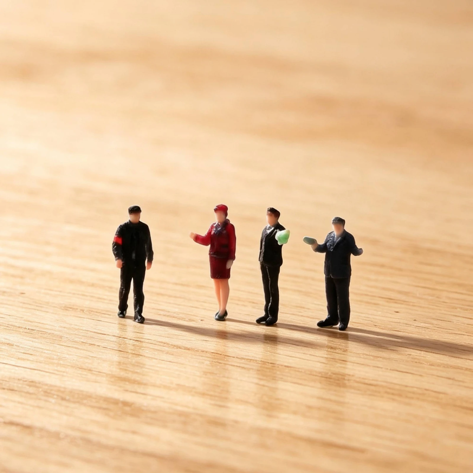 4 Pieces Station Personnel Figurines 1/160 Scale Railway Figures Model Train Figures Lifelike Miniatures Colorful for Modelers