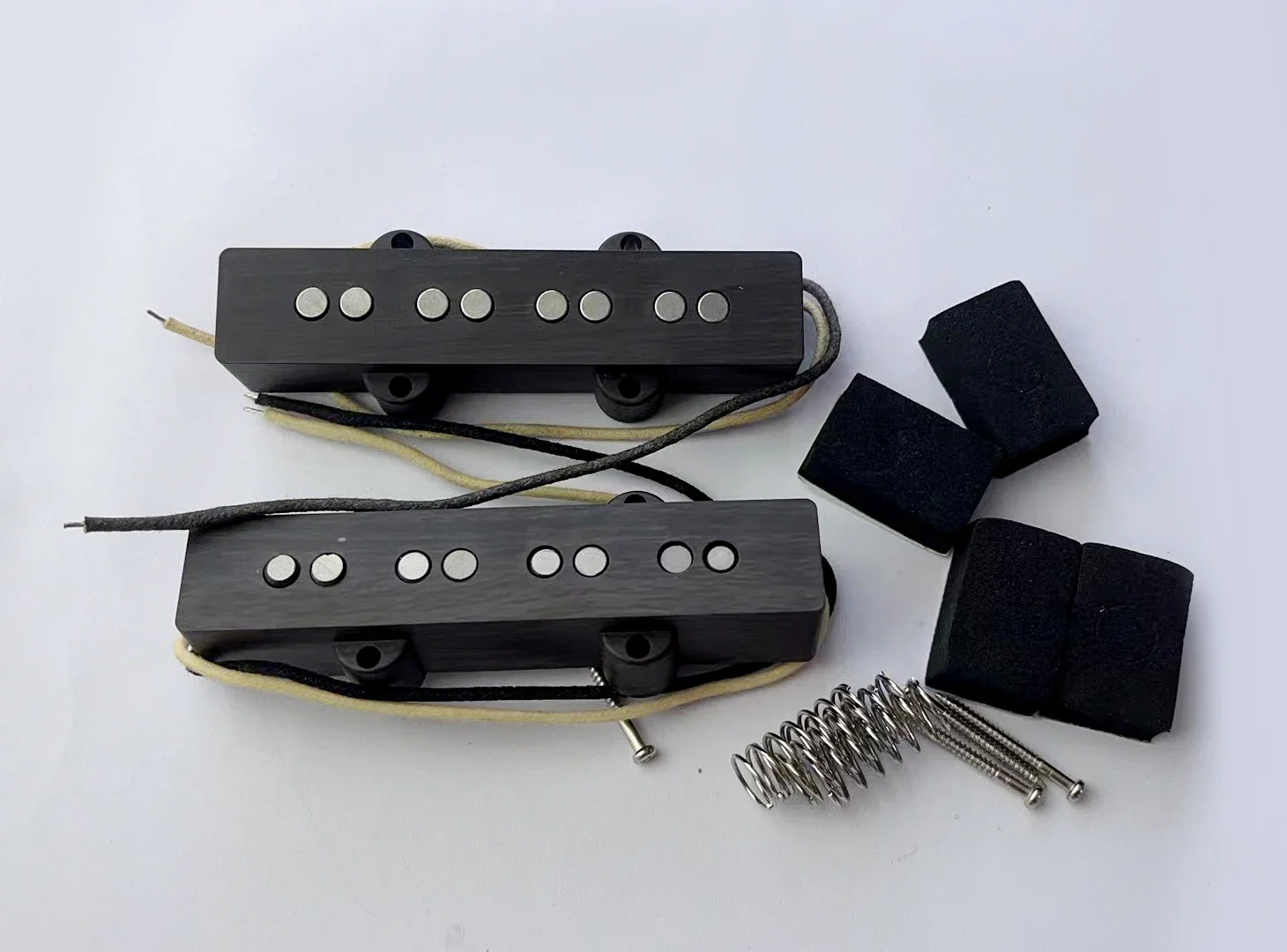 4-string Jazz pickup, wood grain housing, copper wire