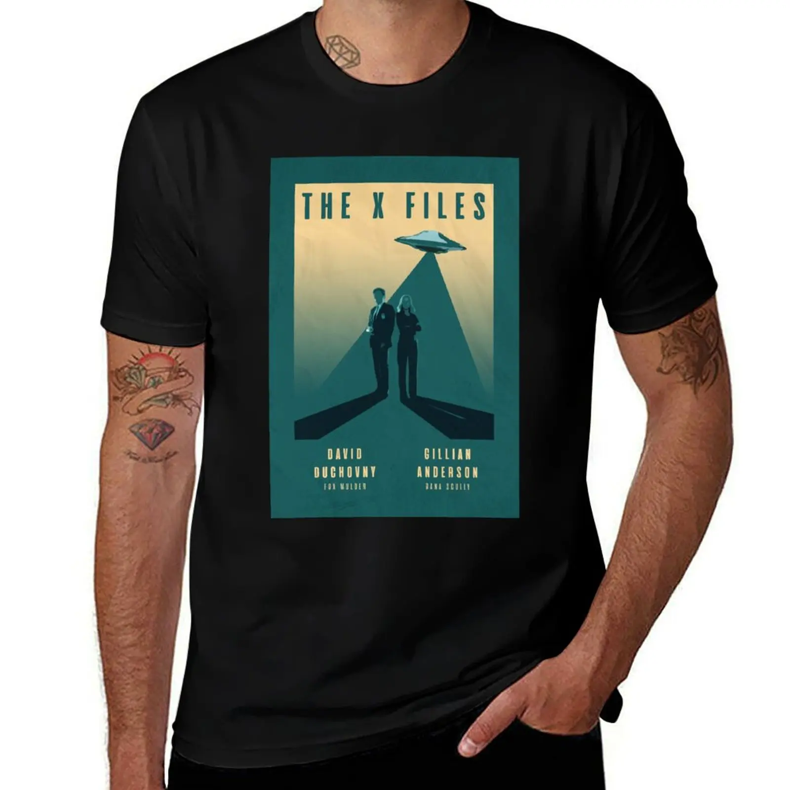 

The X Files Mulder and Scully David Duchovny and Gillian Anderson Retro Vintage Poster T-Shirt