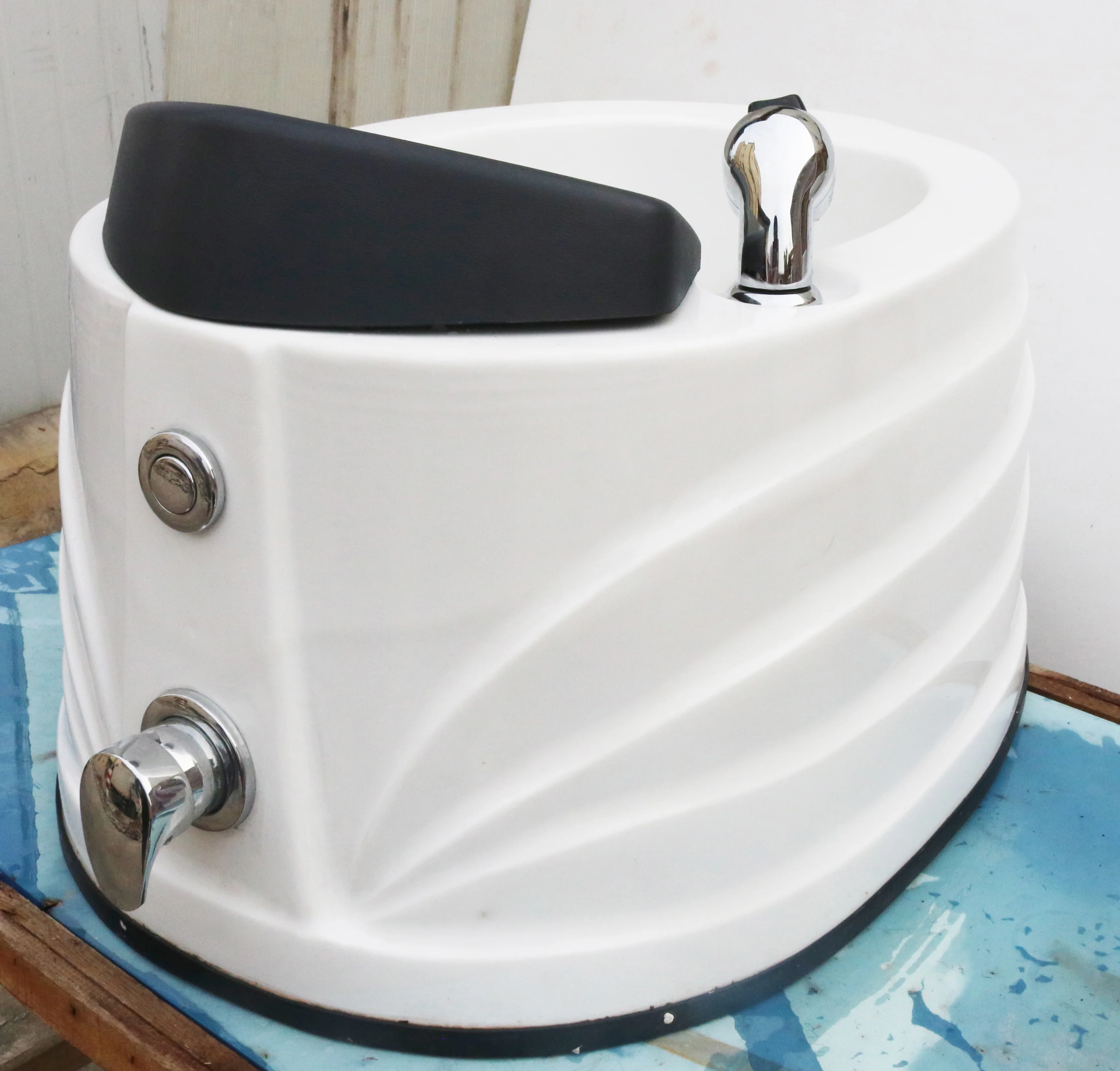 Wholesale Electric Modern White Pedicure Massage Chair With Roller Kneading Massage And Foot Spa Bowl