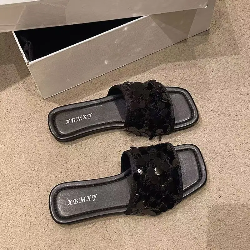 شباشب من حجر الراين على الموضة لصيف 2025، صنادل شاطئ مسطحة مطرزة بالترتر ومضادة للانزلاق ومقاومة للاهتراء