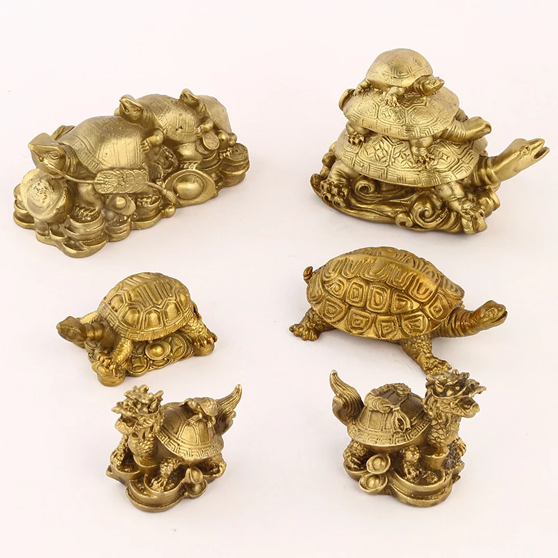

медное украшение, тысячелетний сувенир, - черепаха, маленькая золотая монета и символы трех поколений.