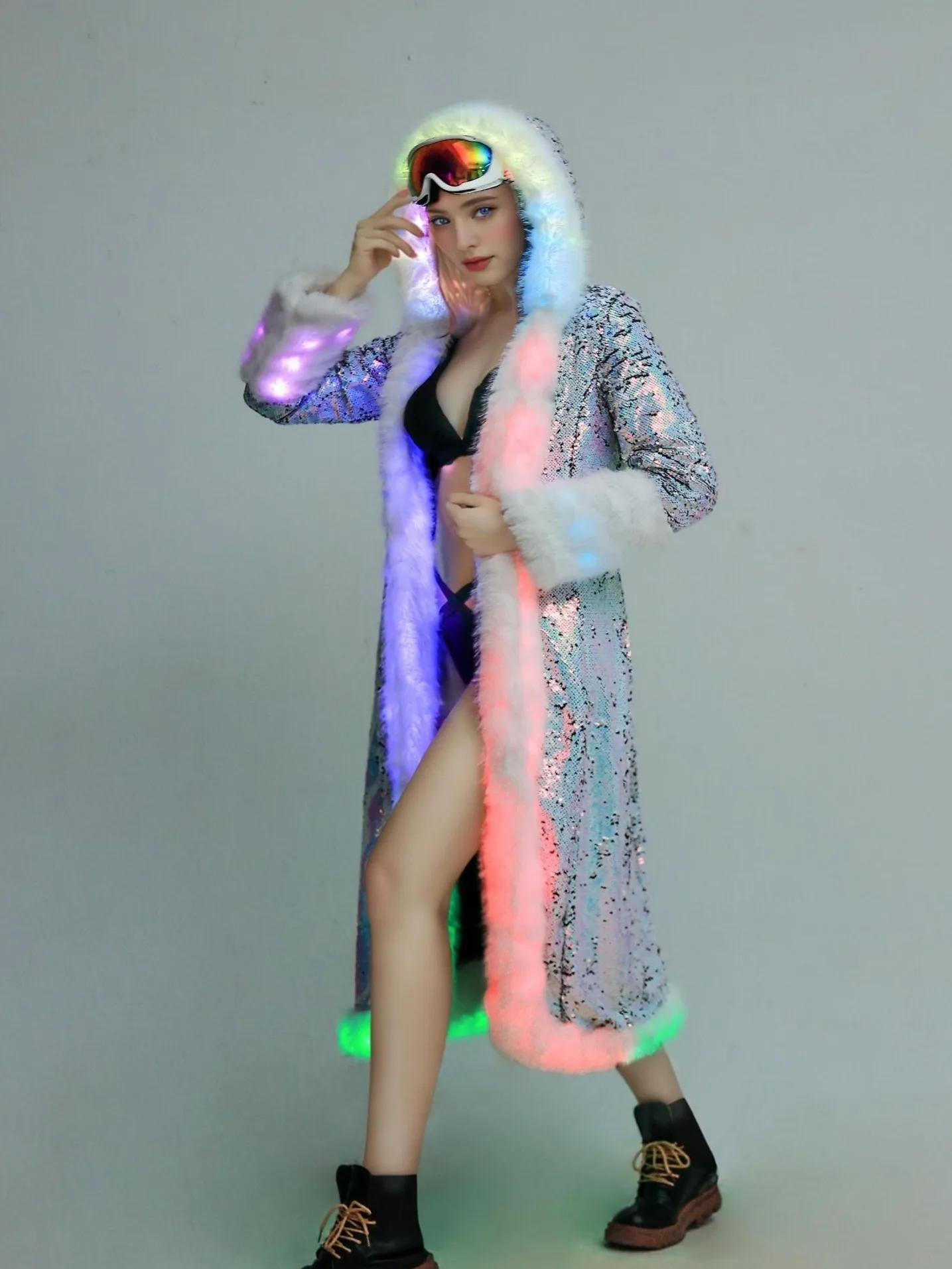 المرأة LED الترتر فو الفراء معطف طويل مقنع مهرجان و تأثيري الزي بالطاقة مقياس السمك الملمس مزين LED مضاءة سترة