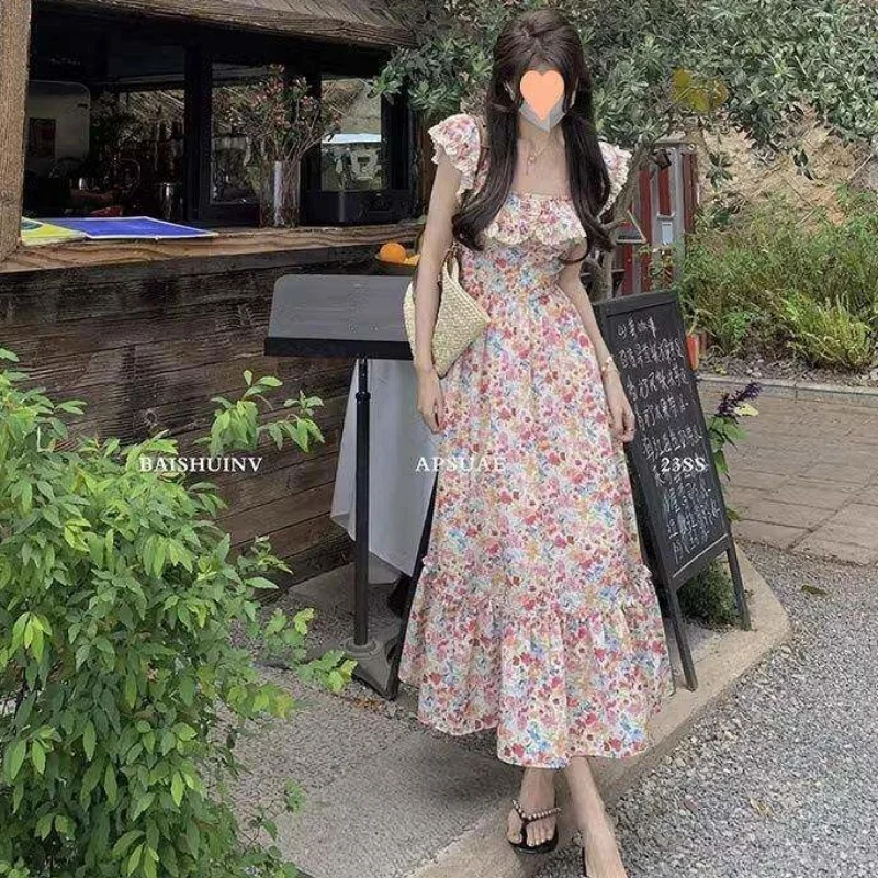 Damen Maxikleid mit Blumenmuster, Elegantes Rosa Blumenkleid mit Spitze und Rüschendetails, Schickes Urlaubskleid