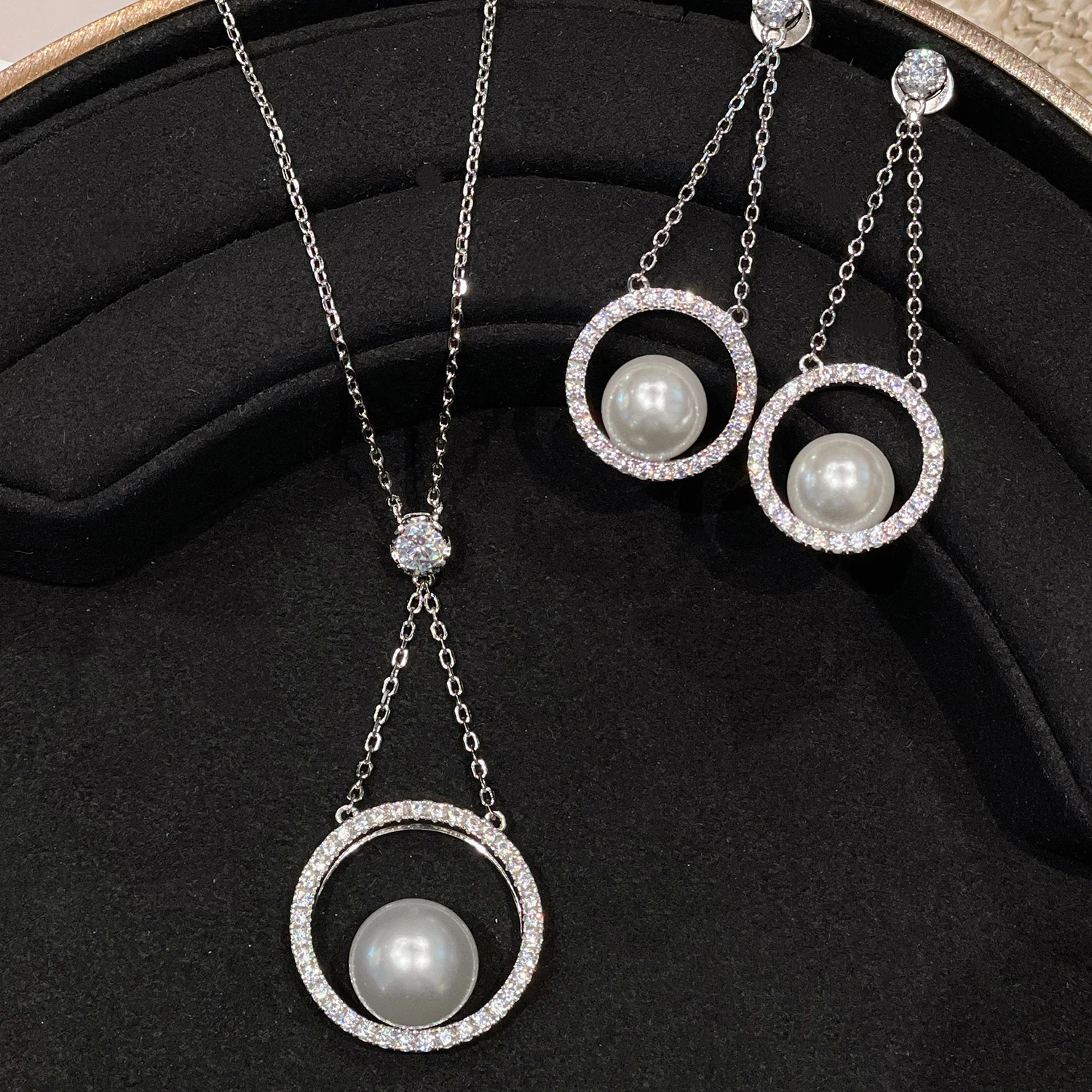 

CUMEE banquet attire jewelry round white light artificial pearl earrings necklace 925 silver gold-plated