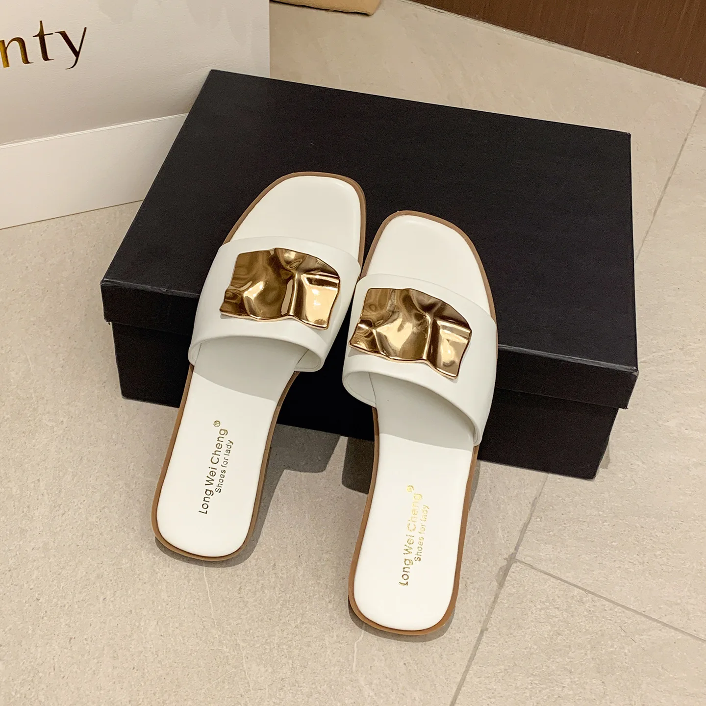 Women's Summer Fashion Metal Buckle Beach Sandals and Slippers Plus Size Women's Shoes with One Shoulder Portable Small Bag. view 2
