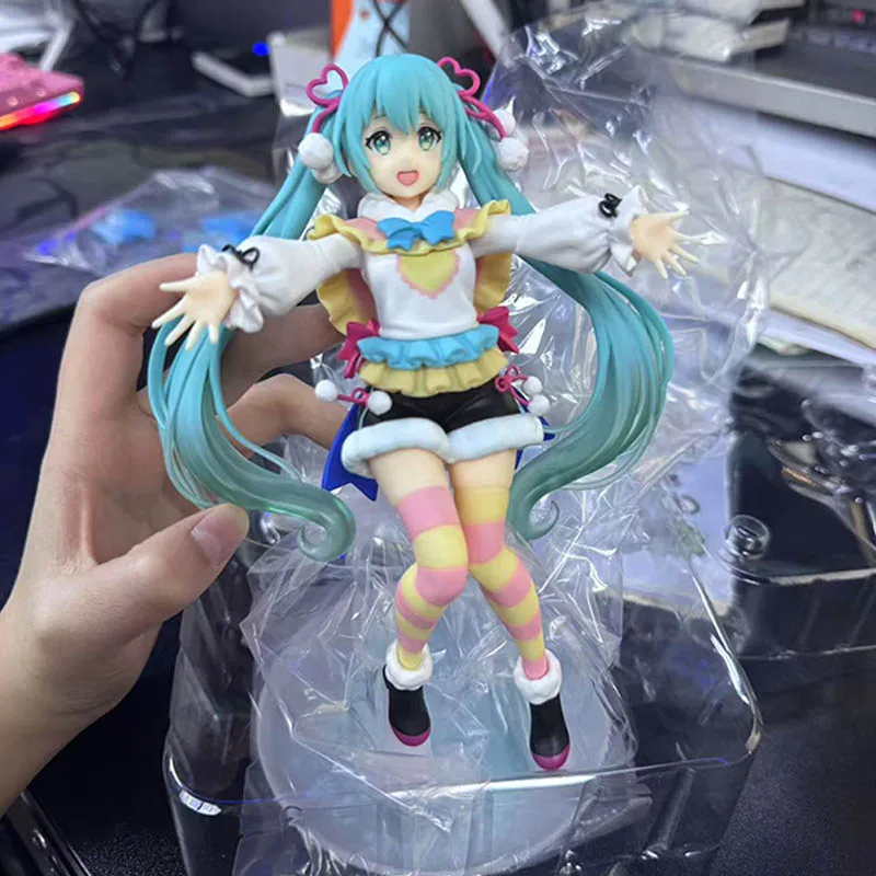 En Stock Original Taito Hatsune jouet Figure hiver Image Anime Figure modèle mobile Collection jouet cadeau Collection ornements