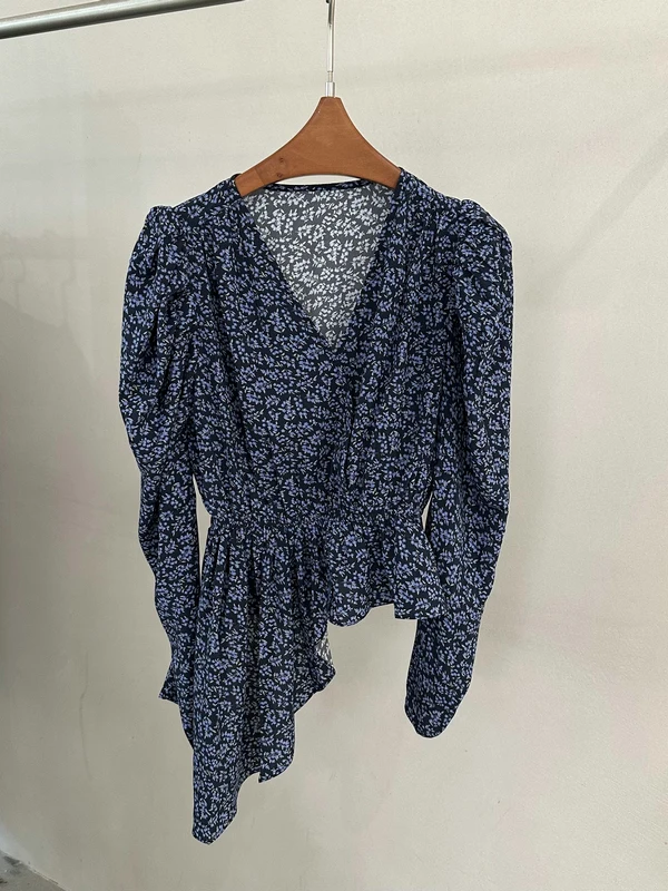 

Женская приталенная рубашка с цветочным принтом, V-образным вырезом и рукавами-фонариками, повседневный стиль, весна 2026, дышащая, комфортная, с длинным рукавом