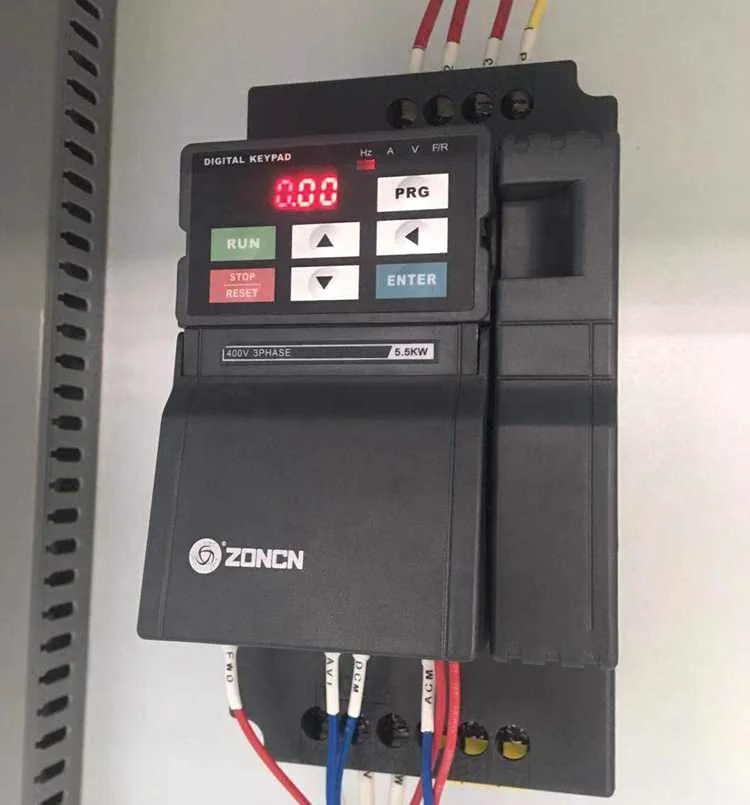 Konkurrenzfähiger Preis 1325, CNC-Holzbearbeitungsfräser, MDF-Schneiden, Schnitzmaschine, Werbeunternehmen, gebrauchter Zustand, Siemens-Steuerung