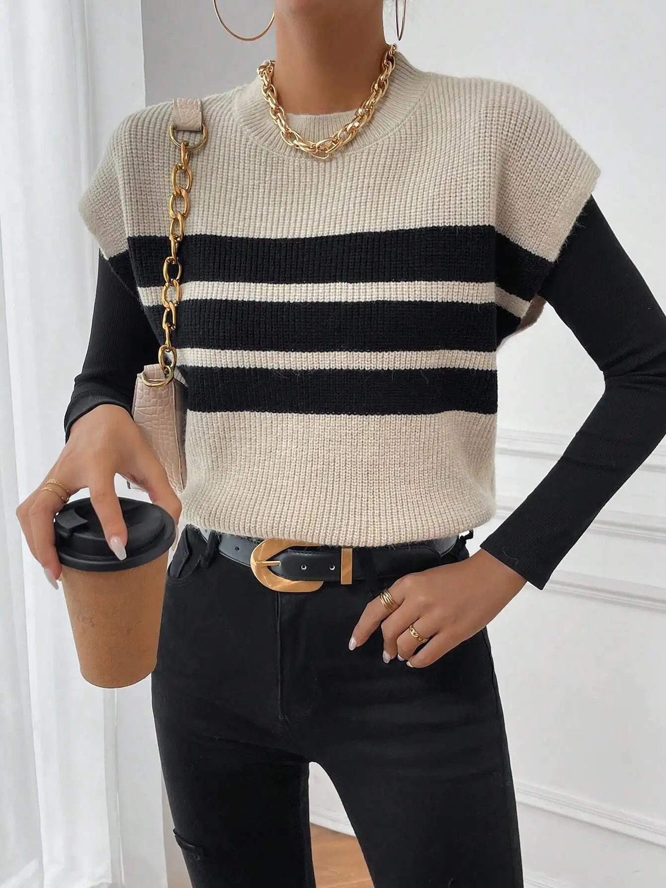 

Вязаный жилет с контрастными полосками и базовым топом с длинными рукавами - Casual Chic