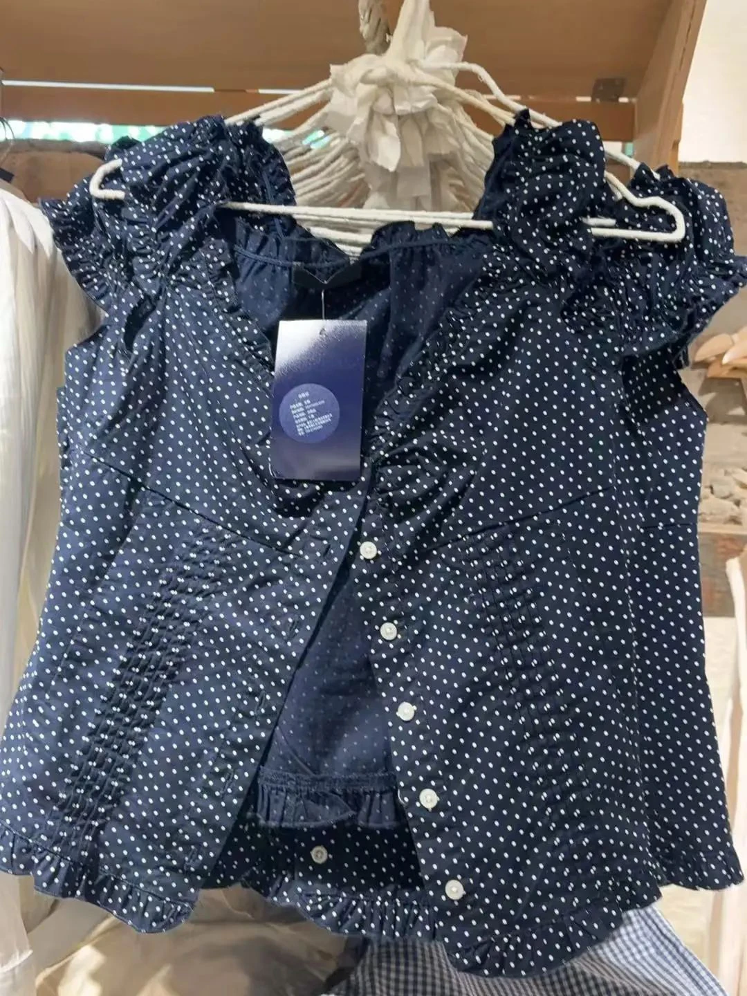 T-shirt blu scuro a pois camicetta da donna con volant scollo a V pieghe monopetto magliette estate dolce vintage manica a sbuffo camicia sottile