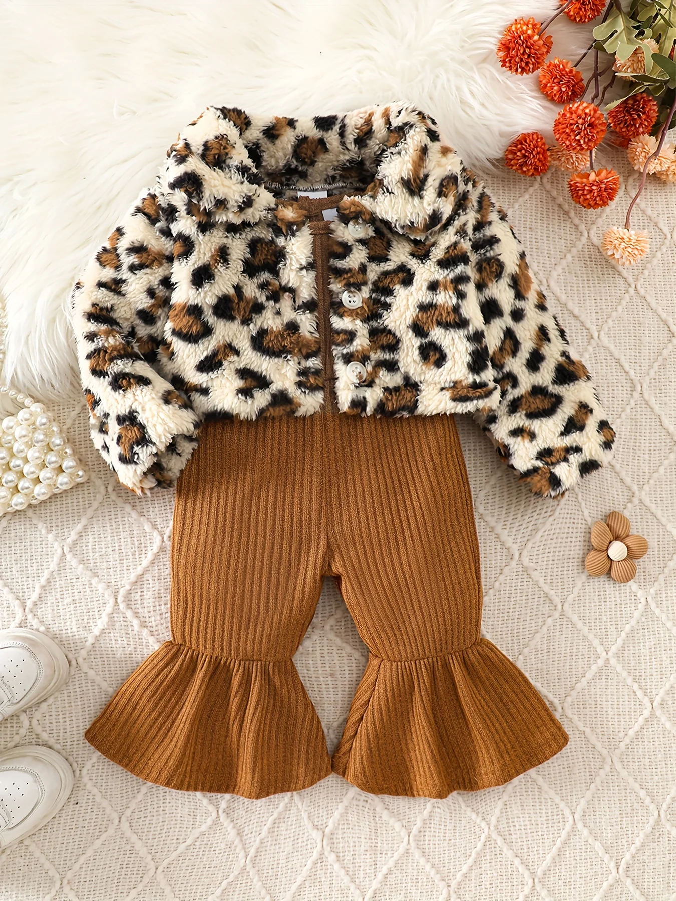 Set aus Leoparden-Kunstpelzjacke und Schlaghose aus Cord für Kleinkinder und Mädchen