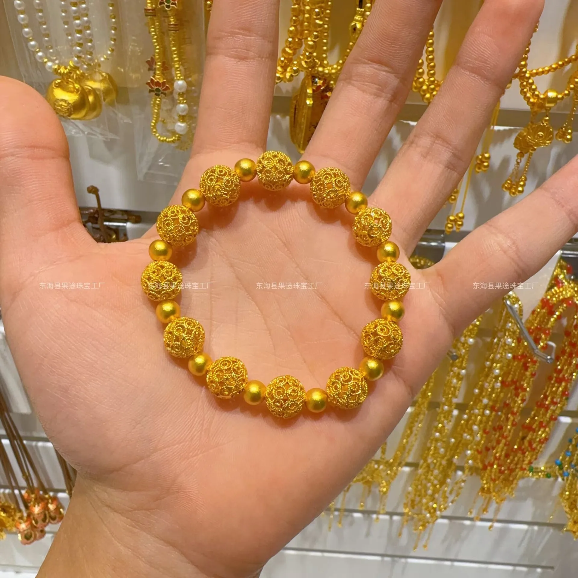 

Plated With Genuine Gold Strong Preservation Ancient Sand Inheritance Exquisite Silk Hollowed Out Embroidered Ball Girls Gift