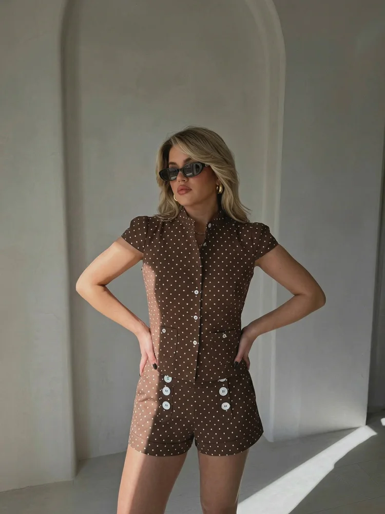 Conjunto Elegante de Moda HH para Mujer, Camiseta con Botones y Estampado de Puntos, Conjunto de Shorts Chic para Oficina, Verano 2026, Cuello Redondo, Estilo Festivo