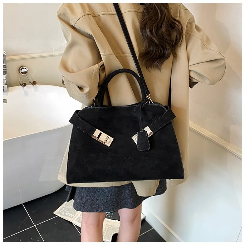 Sac à bandoulière pour femme à la mode en cuir de qualité supérieure avec un style tendance parisien et soigné ​