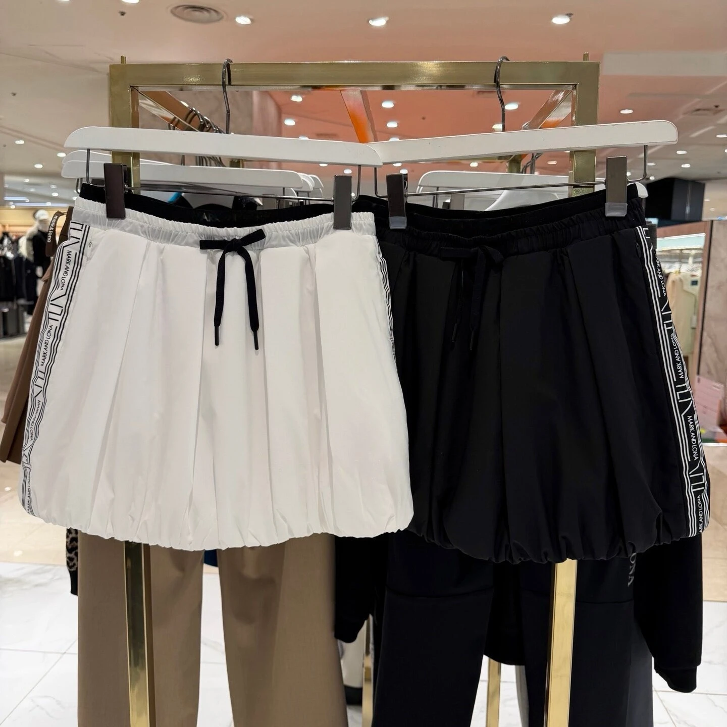 

2026 Summer Women's Golf Skirt Pleated Mini Skirt Elastic Waist Fluffy Design Quick-Dry Breathable Sporty Skort for Casual Wear