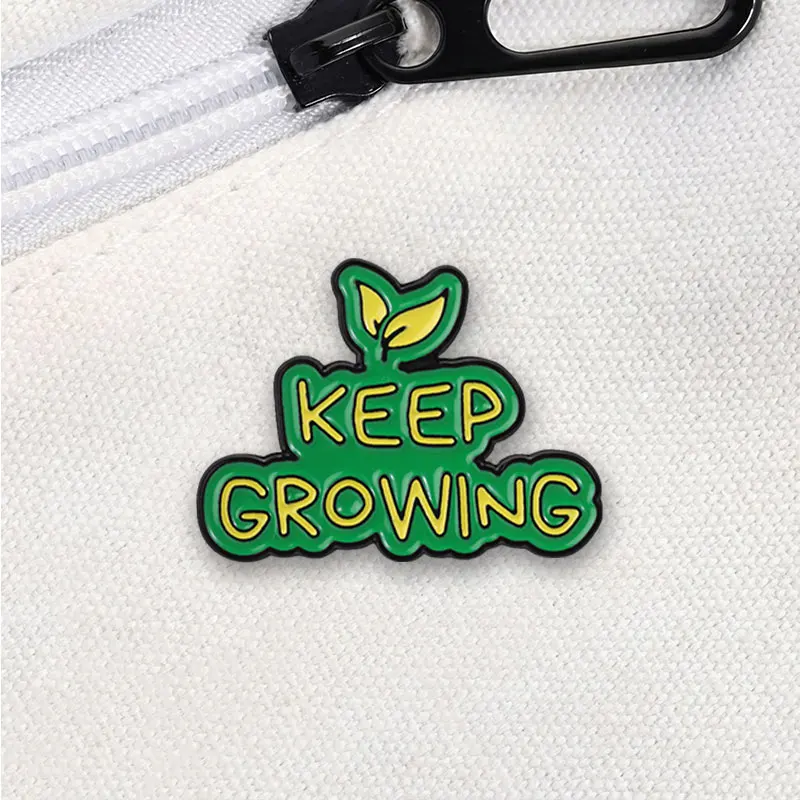 Inspirierendes Emaille-Abzeichen „Keep Growing“ mit Blattmotiv und motivierendem Zitat – Anstecknadel, Brosche, Schmuckgeschenk für diejenigen, die nach Selbstentwicklung streben. – Detail 4