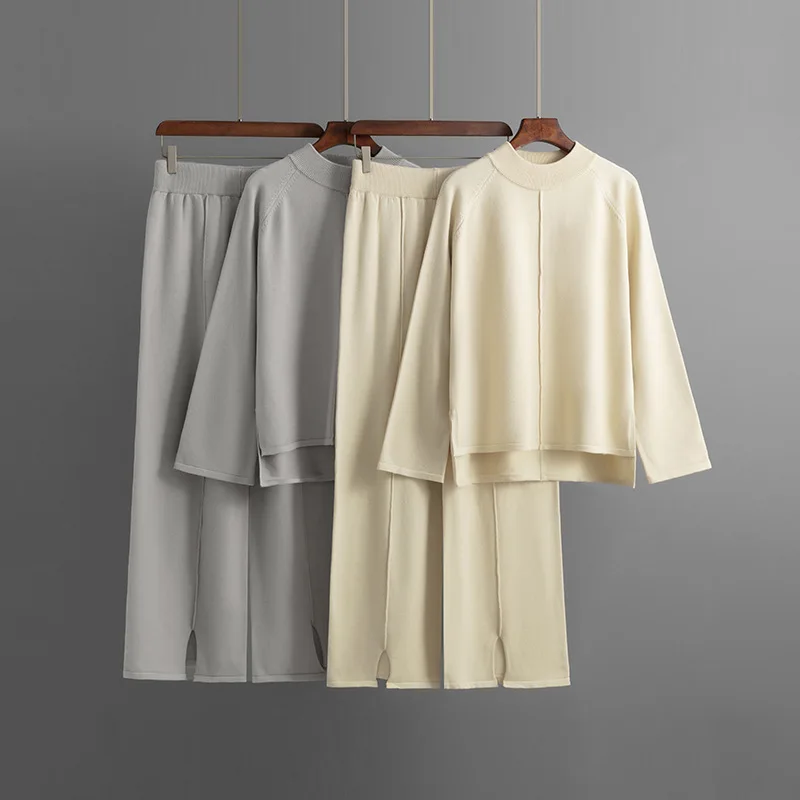 

Осень-зима 2025: свободный однотонный пуловер, свитер из двух предметов с разрезом, вязаные широкие брюки, комплект