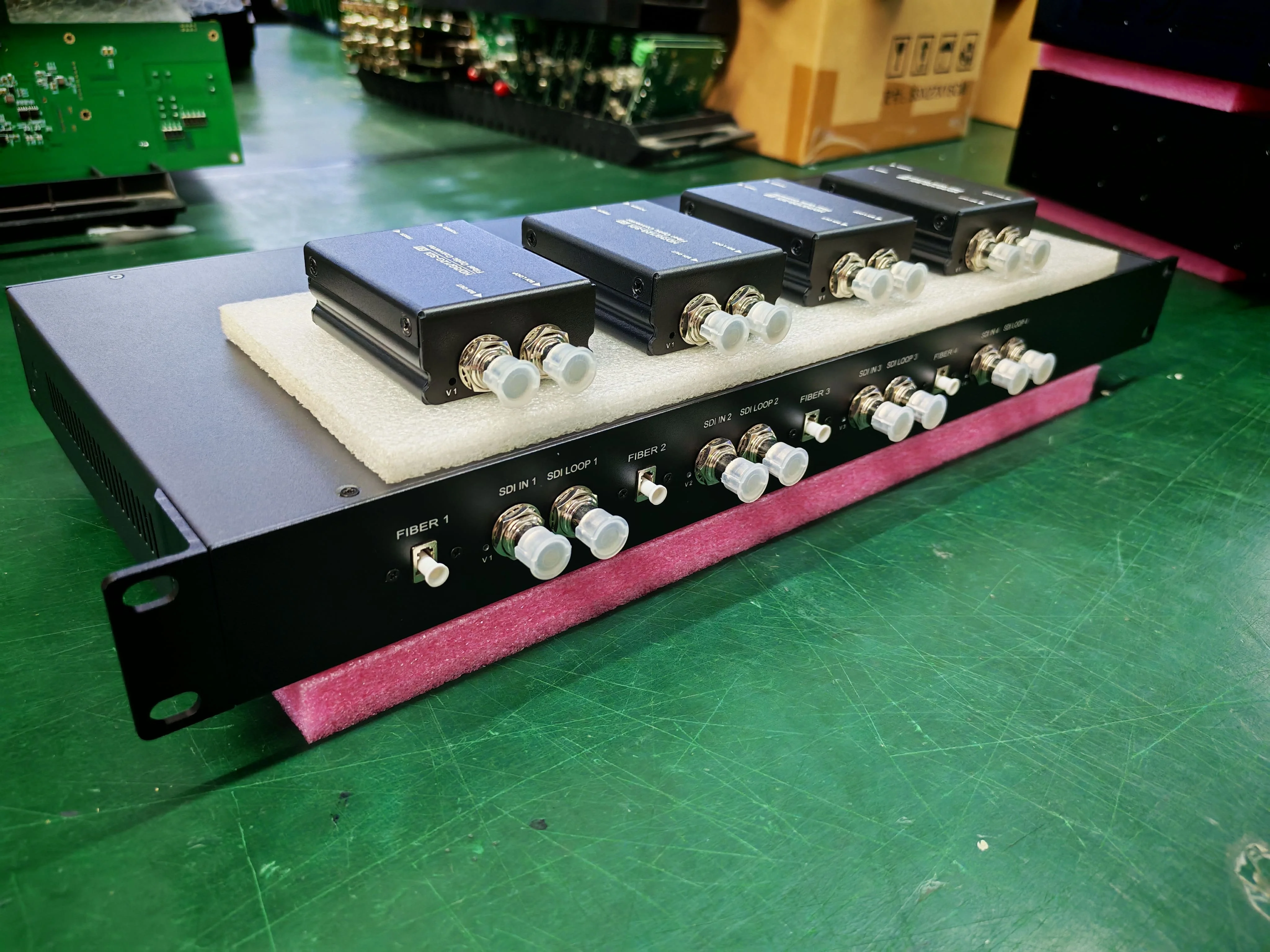4K SDI Fiber Optic Converter With One Rack-mounted Transmitter + 4x Receiver