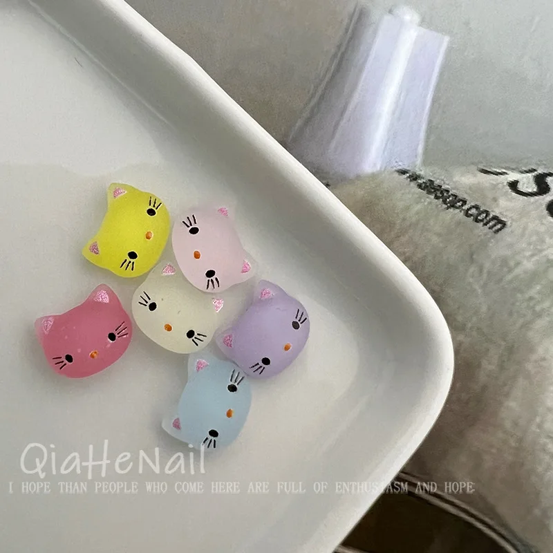 20 pezzi mini carino opaco Sanrio colorato Hello Kitty testa cartone animato pendenti per unghie resina decorazione per unghie fai da te gioielli per nail art