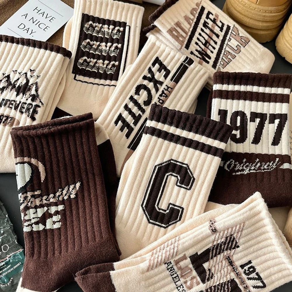8 pares de calcetines estampados de longitud media para hombre, calcetines informales transpirables suaves y cómodos con patrones de números y letras a la moda