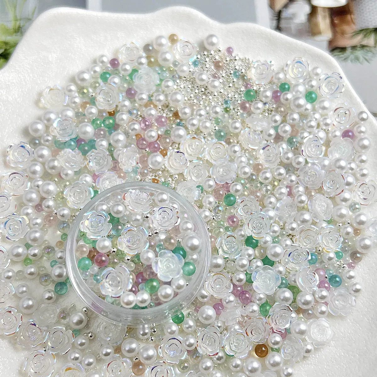 1 caja de cuentas de colores Camelia de resina mezcladas al azar, dijes para uñas, perlas de imitación blancas minimalistas, decoraciones artísticas para uñas DIY