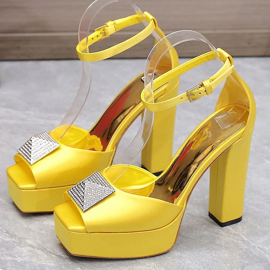 Sandalias gruesas abiertas con remaches de cristal satinado para mujer, zapatos de plataforma, tacones de punta cuadrada, color amarillo brillante, hebilla de Metal brillante, Rojo