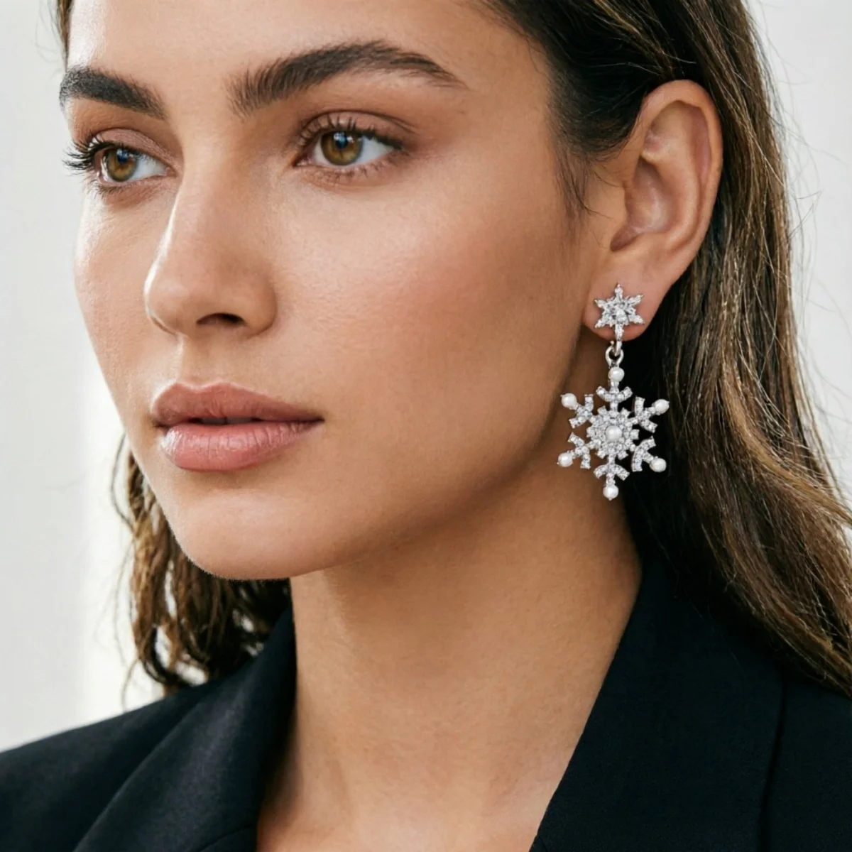 Weihnachtliche funkelnde Strass-Ohrringe mit simulierten Perlen und Schneeflocken für Damen, Neujahrsparty, Schneeflocken-Ohrringe, Feiertagsschmuck – Detail 16