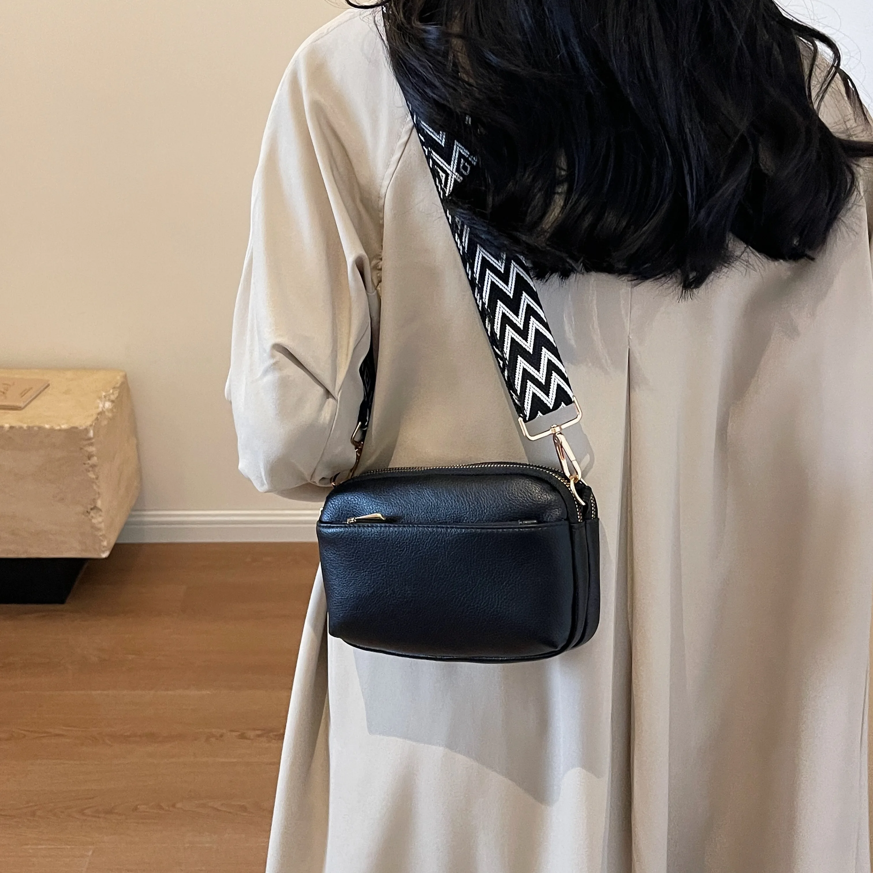 Schicke vegane Umhängetasche-minimalist ische & modische Pu-Umhängetasche für Frauen-kompakt, geräumig, telefon freundlich – Detail 4