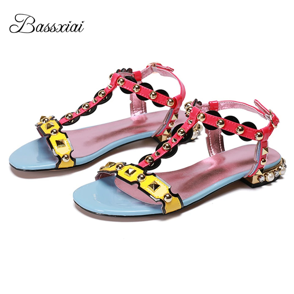 

Mixed Color T-strap Flat Beach Sandals Women Patent Leather Sexy Open Toe Rivet Pearl Decor Summer Shoes 2024