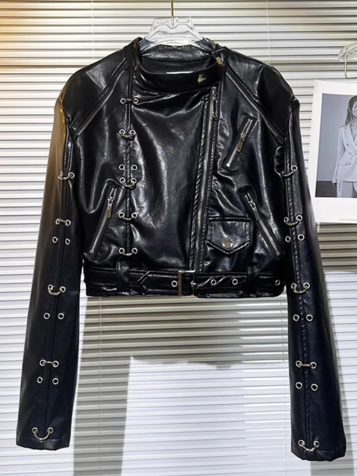 

Куртка женская из искусственной кожи Spicy Girl, весенняя, модная, с металлическими заклепками, в стиле мотоциклетной, прямого кроя, для повседневной носки