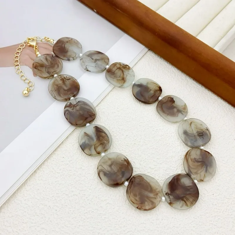 

Classic Retro Niche Light Luxury Sweet Cool Style Acrylic Beaded Strand Necklace Statement Jewelry