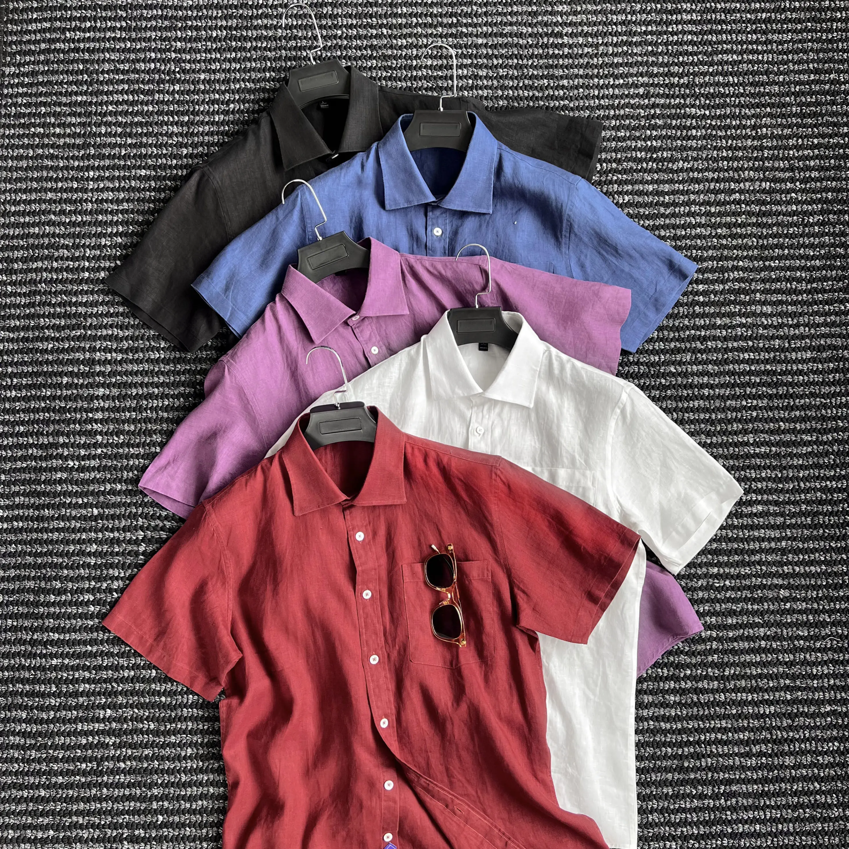 

Эстетика дизайна, льняная рубашка с коротким рукавом в стиле old money.