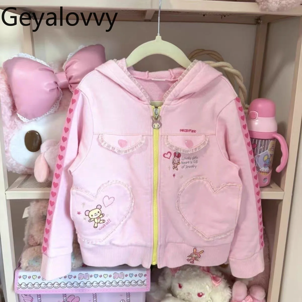 เสื้อแจ็คเก็ตมีฮู้ดสีชมพูหวานน่ารัก สไตล์สาวหวาน ทรงหลวม ใส่ได้ทั้งฤดูใบไม้ผลิและฤดูใบไม้ร่วง ดีไซน์ใหม่ น่ารักหลากหลายสไตล์ ปักลายการ์ตูนรูปหัวใจ ซิปหน้า เสื้อโค้ทตัวสั้น