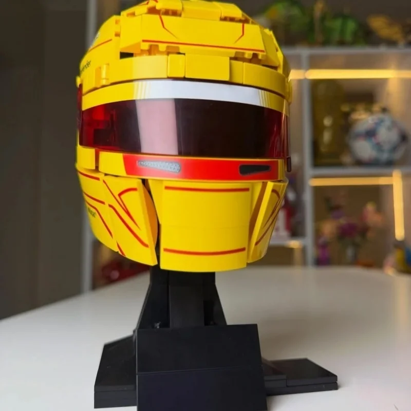 2026 Neu auf Lager: Gelber Rennfahrer-Helm aus Bausteinen, 884 Teile, Kreatives DIY-Montagemodell, Schreibtischspielzeug, Weihnachtsgeschenke – Detail 4