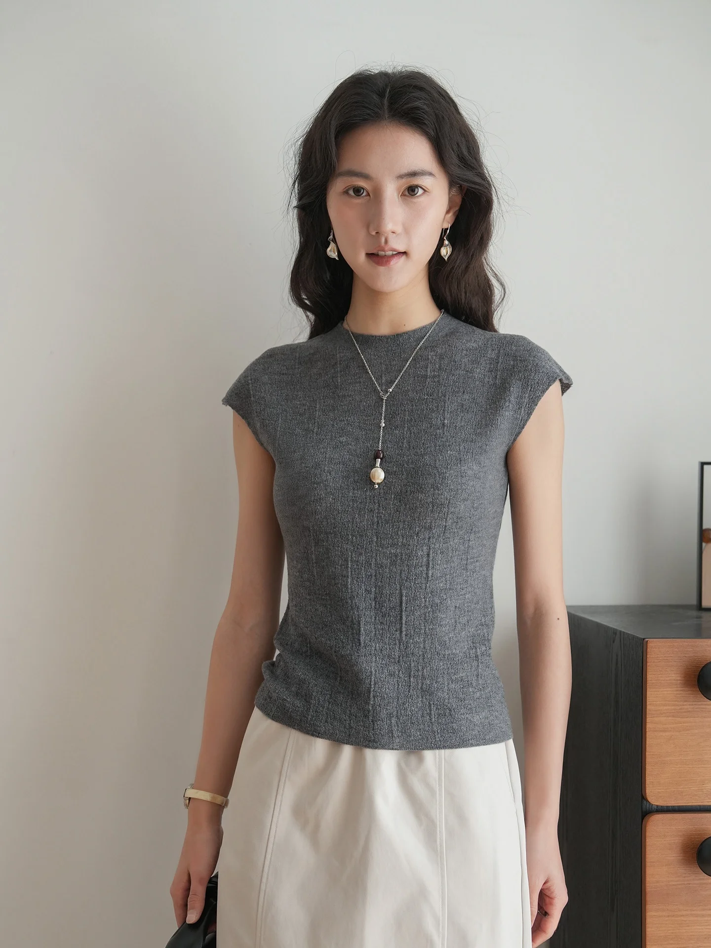 

Женский облегающий трикотажный топ с круглым вырезом, без рукавов, с драпировкой на плечах, однотонный, повседневная футболка укороченной длины из мягкой полиэстеровой смеси